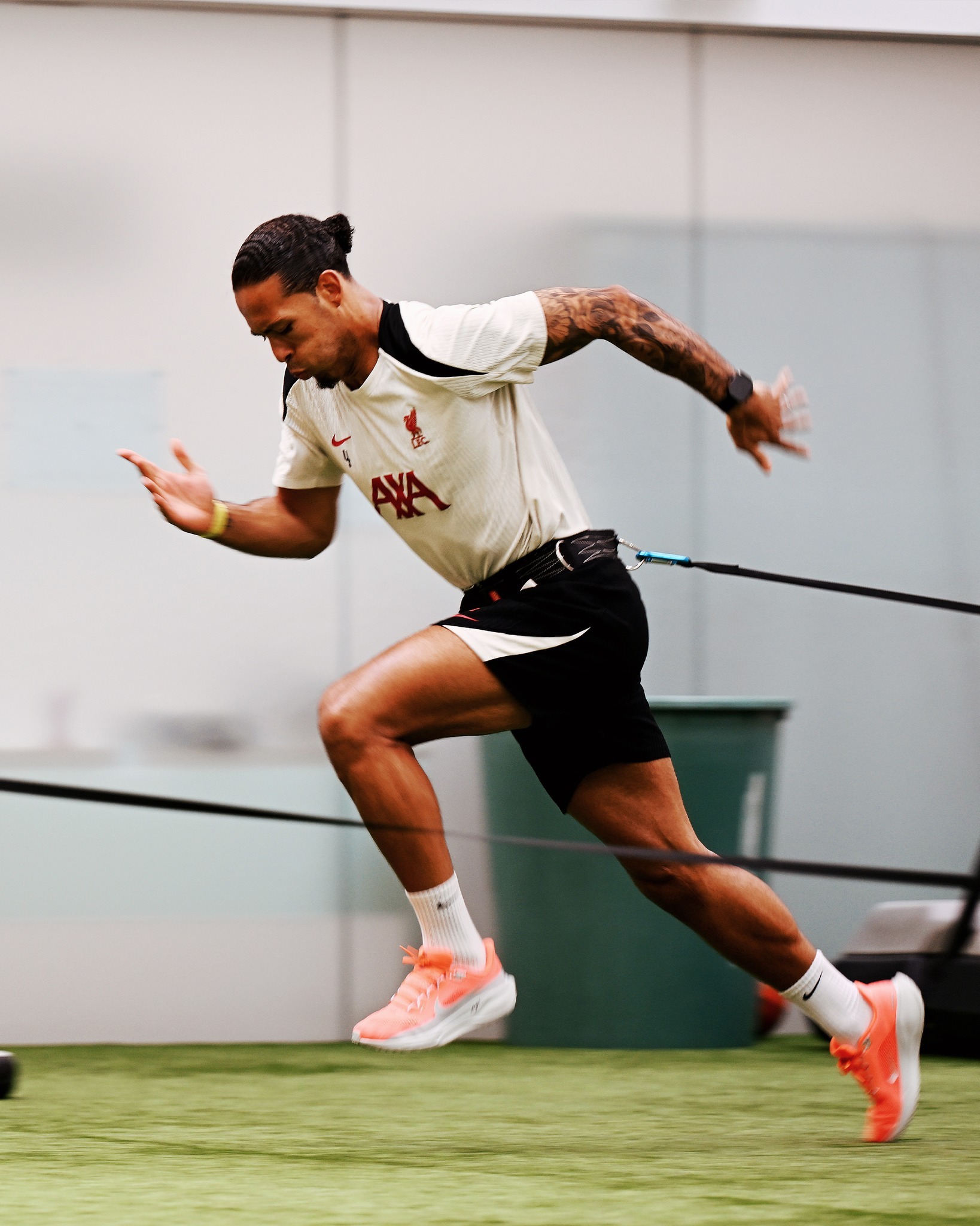 包含利物浦发布备战花絮，国际比赛日刷新队史纪录，法甲任务艰巨，资深球员宣示担当的词条爱游戏官网