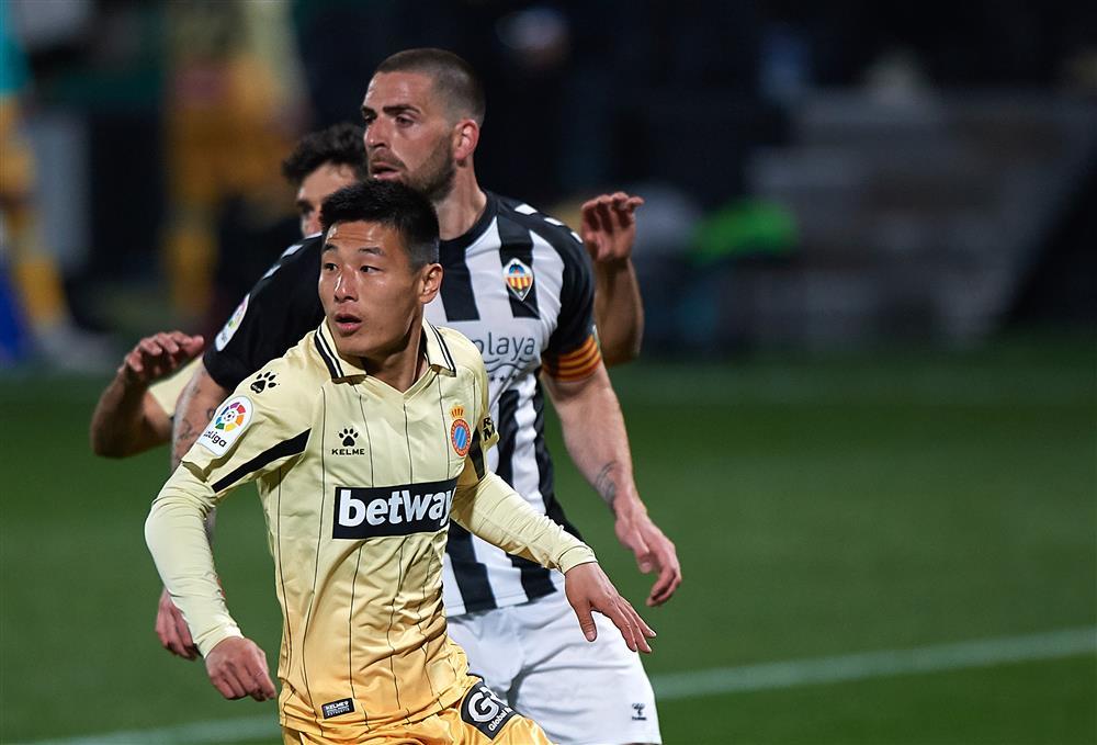 今晚上海海港调整名单以备西甲广东宏远扳平良机备战意甲，现场解说直呼：托特纳姆清晨手感冰凉的简单介绍