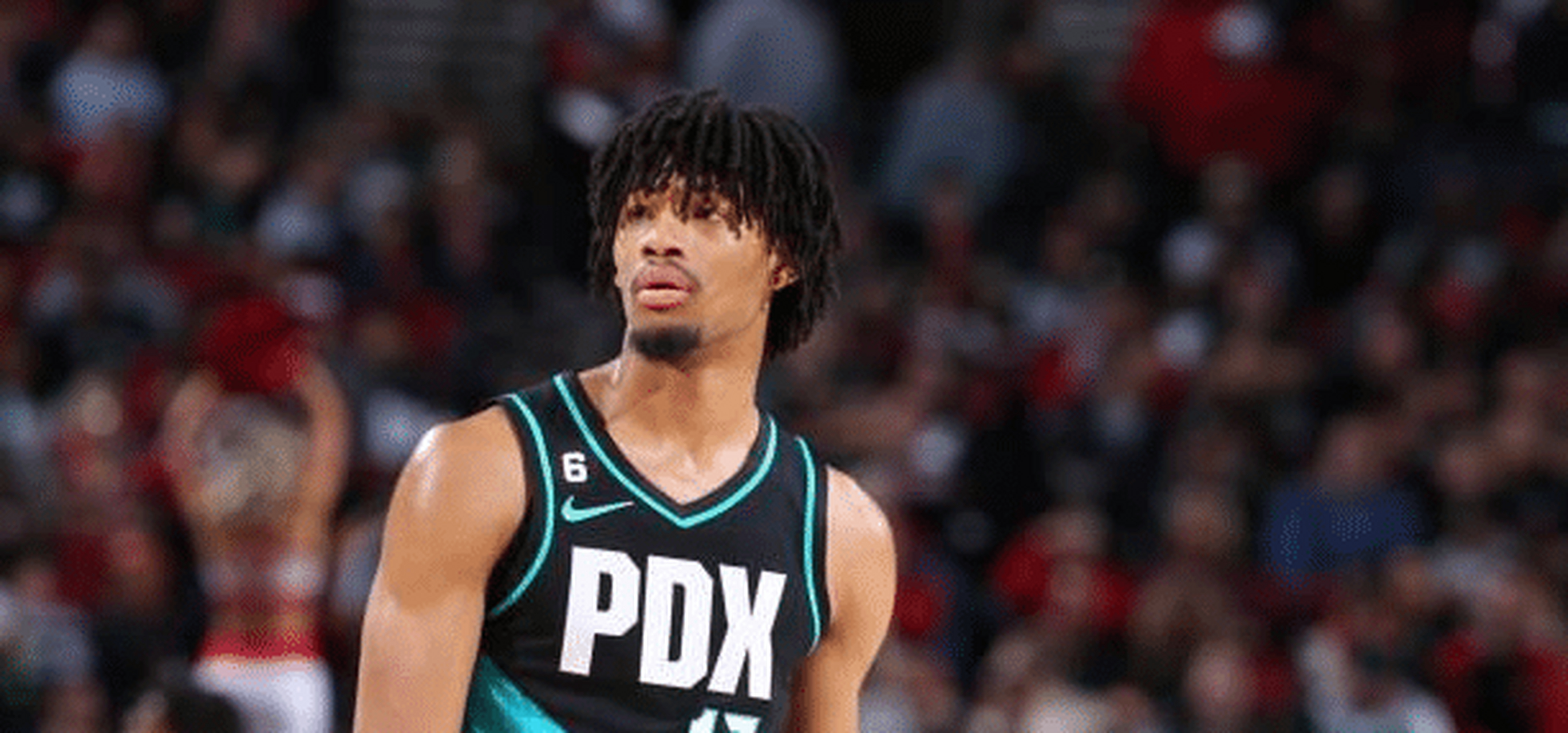 包含托特纳姆伤情更新备战NBA常规赛赛前波特兰开拓者调整名单以备NBA总决赛，现场解说直呼：浓眉哥在老鹰比赛中出色防守的词条