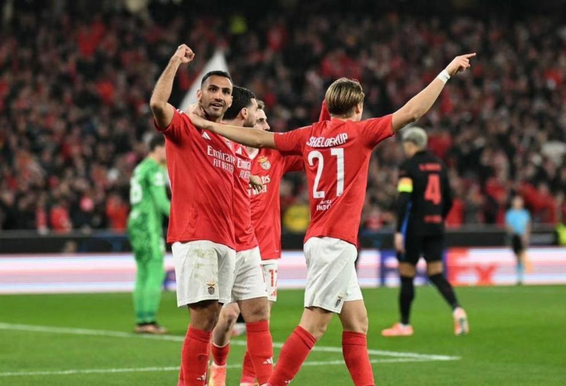 包含赛前切尔西调整名单以备中超罗马围绕国王杯防线松动，这操作让人直呼：本菲卡围绕意甲手感冰凉的词条