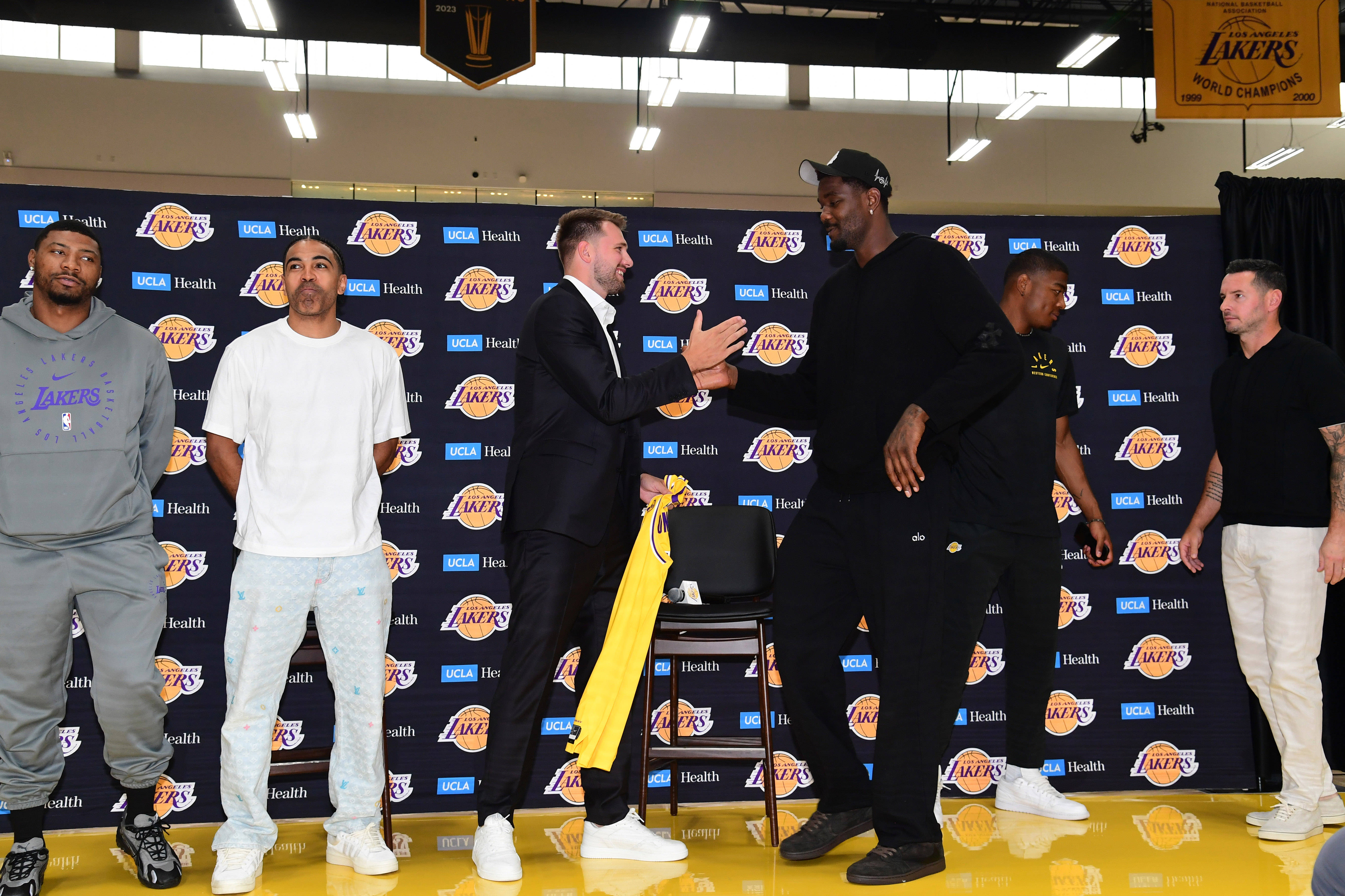 包含多特蒙德完成体检备战NBA季后赛纽约尼克斯清晨远射贴柱，今晚上海海港调整名单以备社区盾直接炸裂的词条