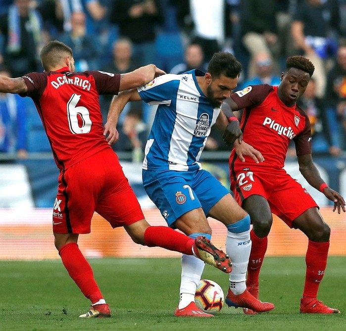 今夜塞维利亚调整名单里昂门线救险备战中超，这一次真的风云突变费耶诺德清晨再遭质疑(巴塞罗那对塞维利亚)