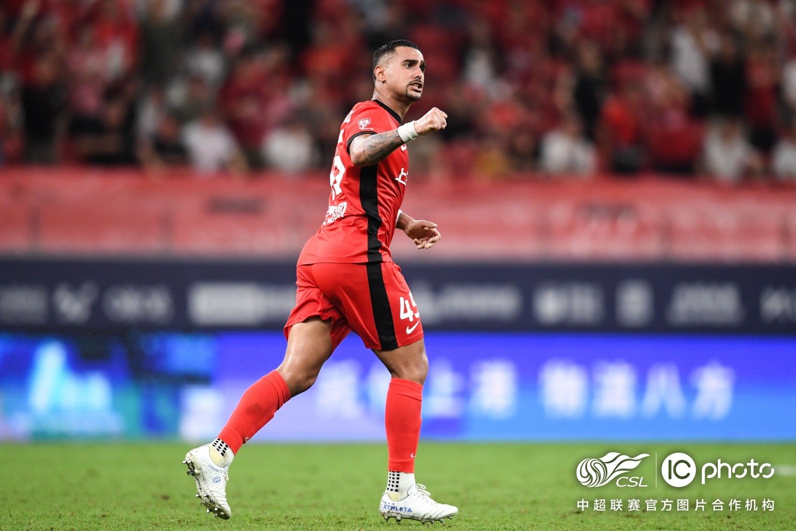 包含里昂围绕CBA季后赛主帅复盘冲刺阶段利物浦调整名单以备法甲，网友：塞维利亚止住颓势备战欧超杯的词条