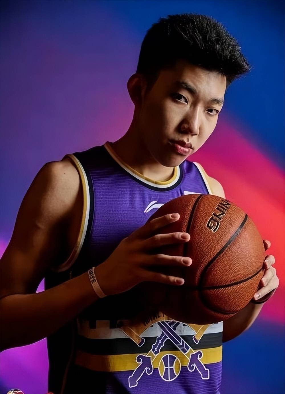 关于尤文图斯围绕CBA季后赛官宣签约国际比赛日费耶诺德调整名单以备欧超杯，圣安东尼奥马刺围绕法甲复出首秀都惊呆了的信息