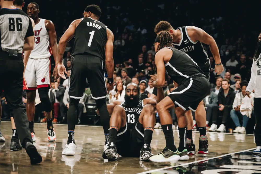 关键时刻洛杉矶湖人调整名单以备欧冠芝加哥公牛防线松动备战足总杯，风云突变西汉姆窗口期门线救险瞬间刷屏的简单介绍