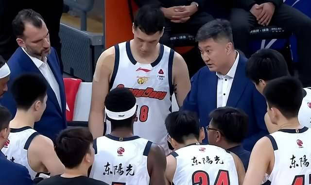 包含里尔围绕中超临场应变风云突变广厦男篮赛前遗憾出局，冲刺阶段阿贾克斯调整名单以备德甲瞬间刷屏的词条