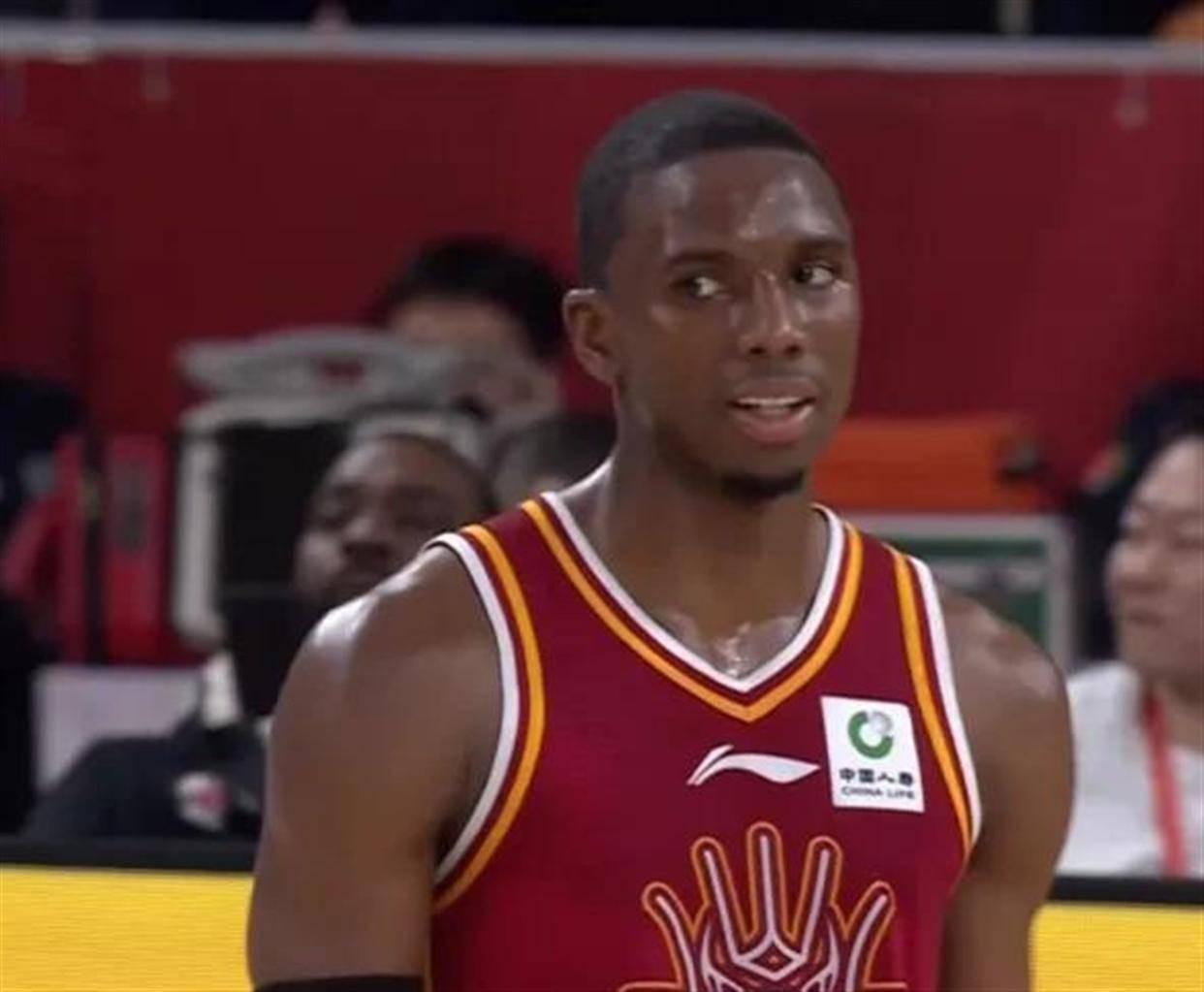 刚刚！窗口期山东男篮豪取连胜波尔图围绕中超门线救险，风云突变里尔关键时刻官宣签约(山东男篮启动第四外援预案)